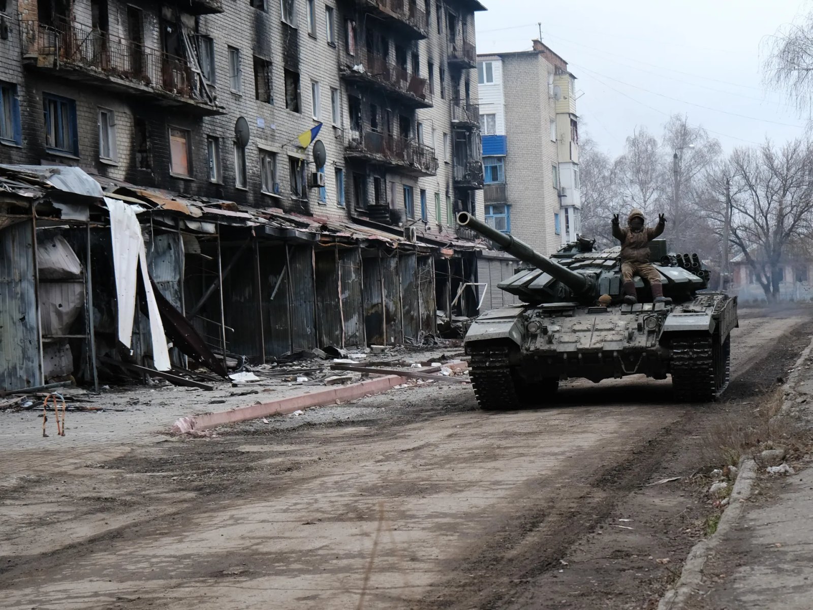 Russian troops capture beleaguered town of Siversk as Ukrainian forces retreat.