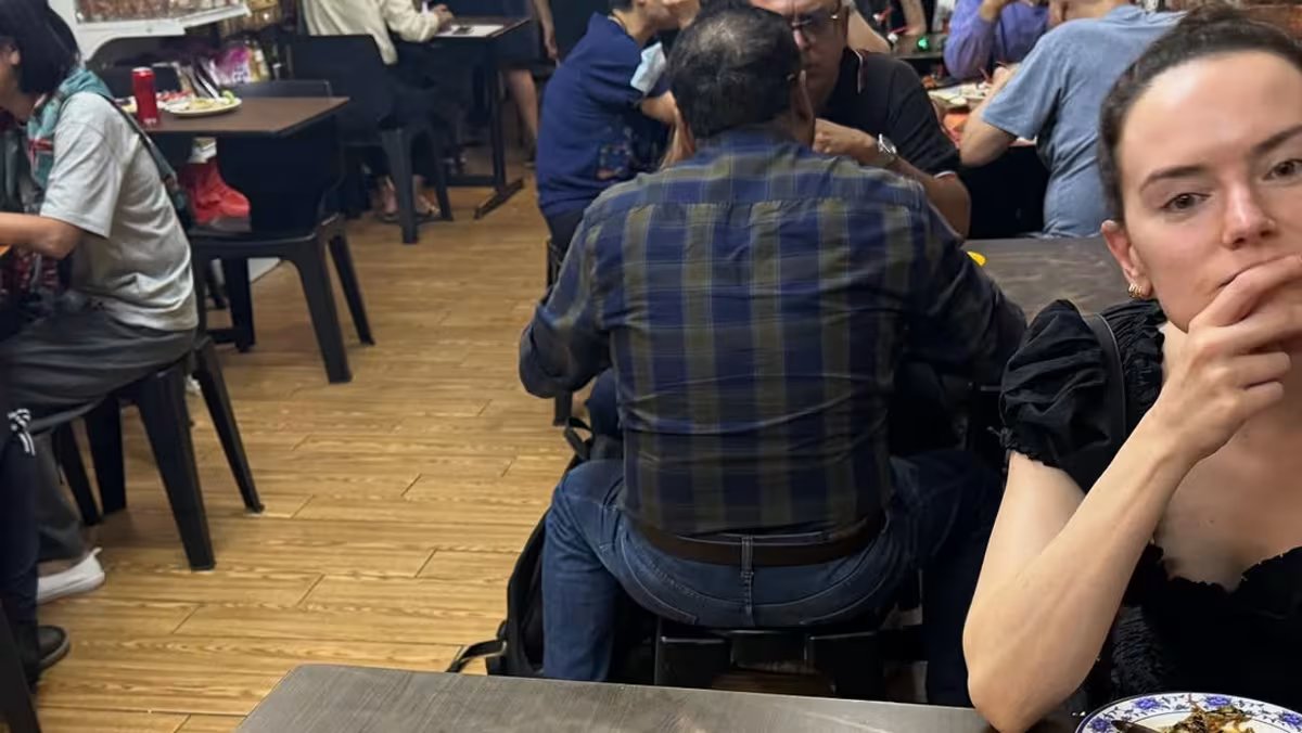 Daisy Ridley, known from Star Wars, shares her recent visit to Singapore where she enjoyed cai fan in Chinatown.