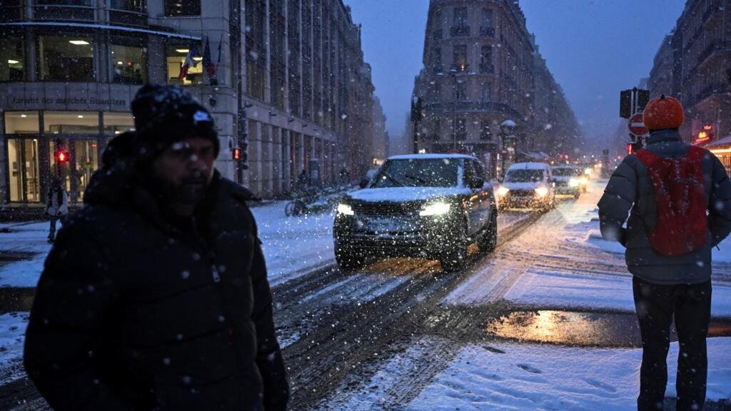 Severe Snowstorms Disrupt Flights and Bus Services in the Paris Area
