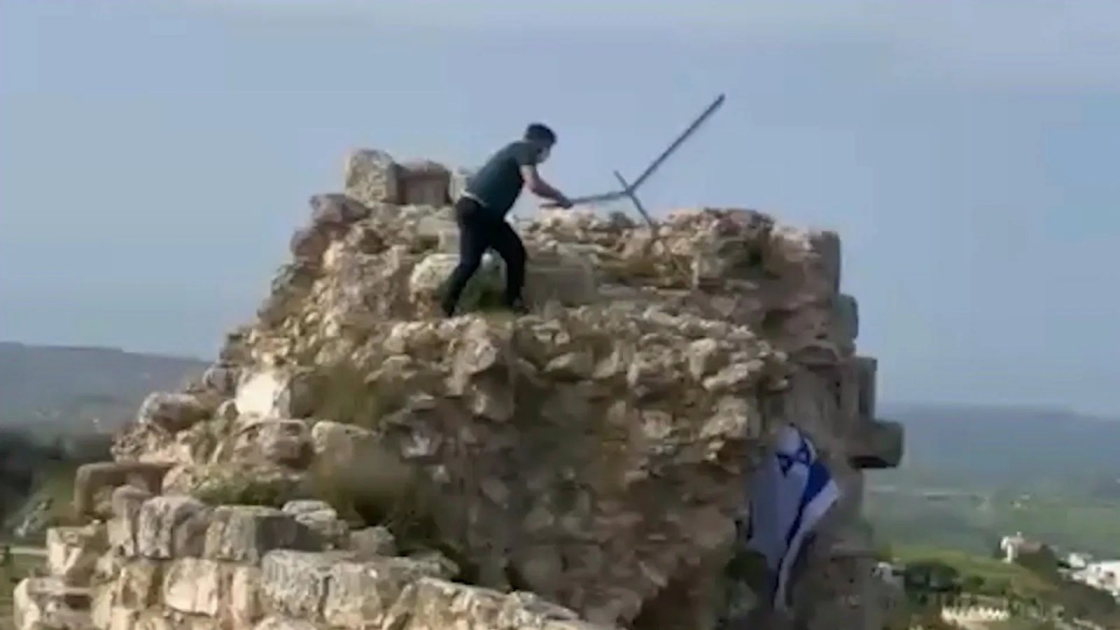 Lebanese Man Takes Down Israeli Flag from Southern Lebanon Castle