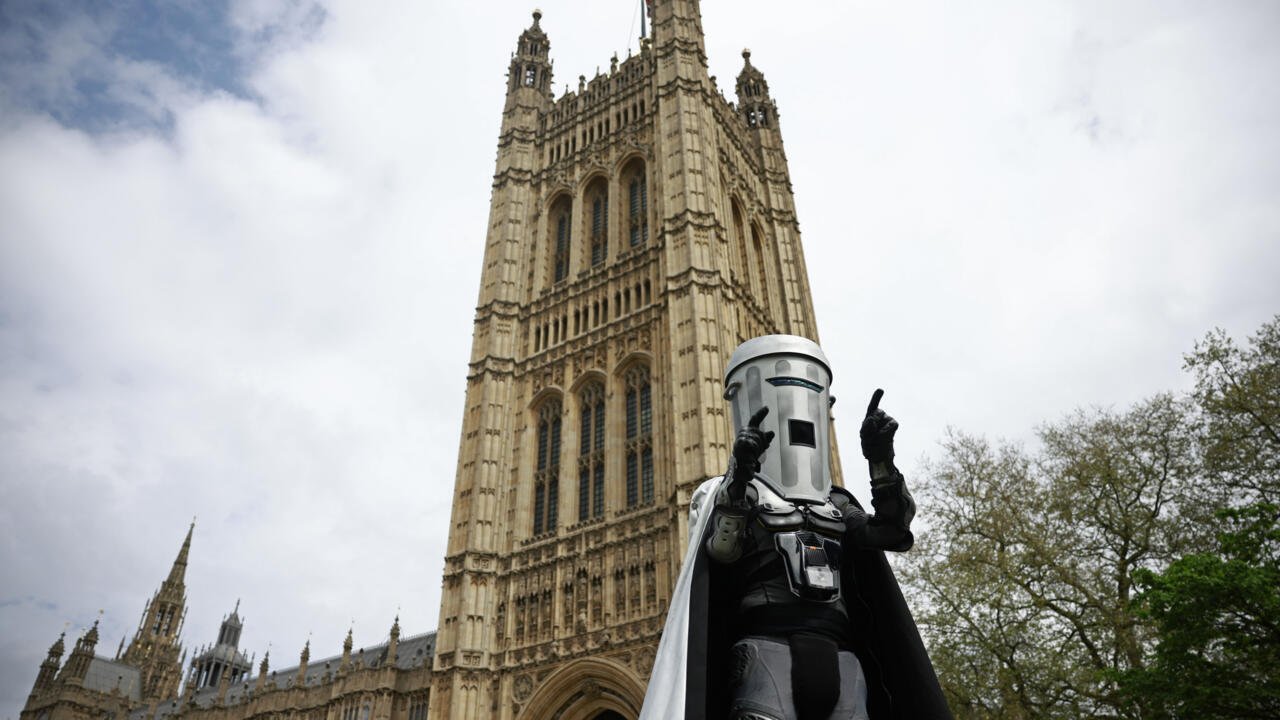 Count Binface: The Satirical Challenger to Farage's Far-Right Agenda in the UK