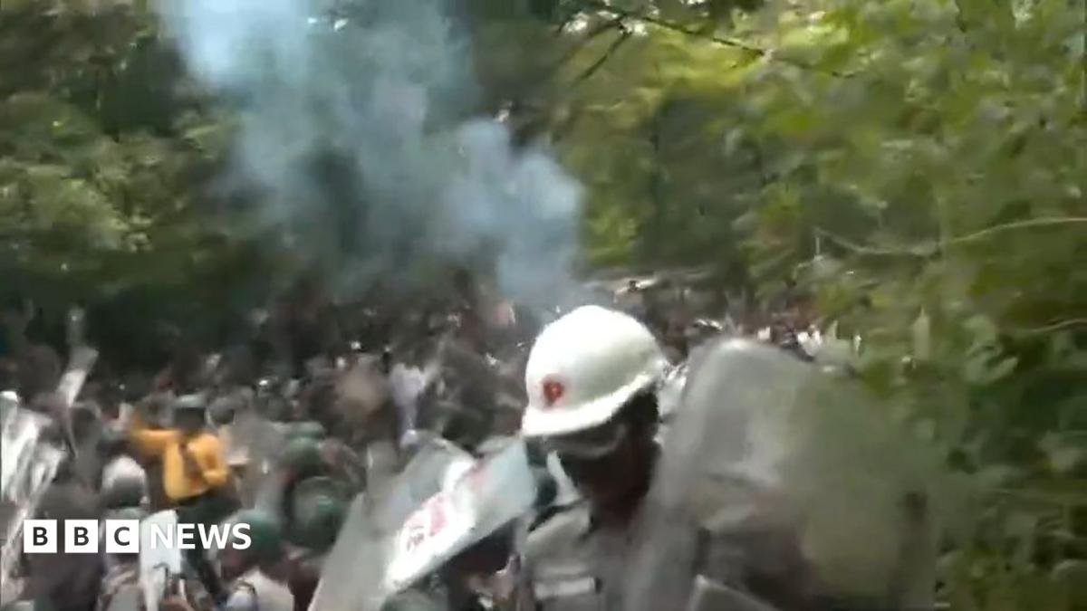 Indian Police Deploy Tear Gas on Demonstrators Demanding Exam Reforms