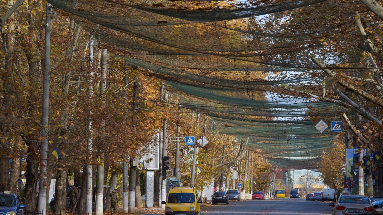 Kherson Residents Advised to Evacuate Due to Russian Attacks Impacting Power and Heating