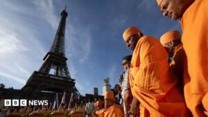 Eiffel Tower Closed as Staff Protests Follow Religious Visit for Female Workers