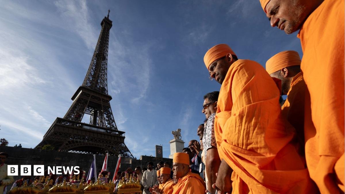 Eiffel Tower Closed as Staff Protests Follow Religious Visit for Female Workers