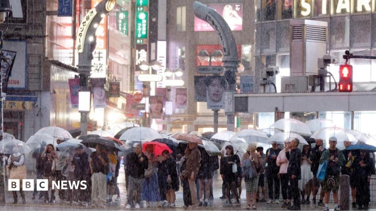 Millions urged to leave as strong Typhoon Dujuan strikes Japan.