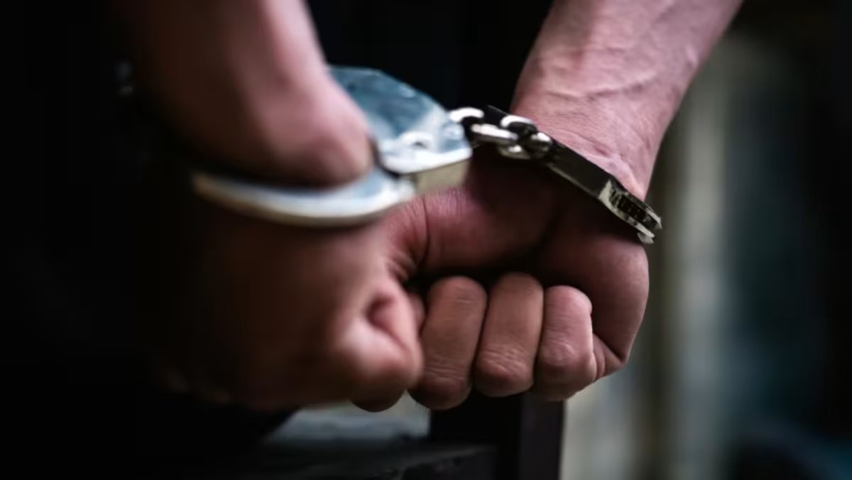 Two Men Detained for Suspected Theft of Bank Cards from Travelers' Bags on Flight to Singapore
